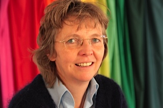 Elif Wolf vorm Regenbogen