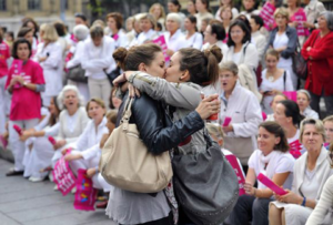 Lesbischer Kuss vor homophoben Mamans