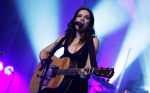 Amy Macdonald Gig 2012 mit Gitarre am Mikrophon