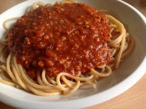 Vollkornnudeln mit veganer Bolognese