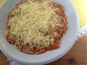 Vegane Ravioli mit geriebenem Käse