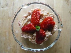 Hirse in Mandelmilch mit Erdbeeren