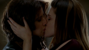 salome-nora-true-blood-lesbian-kiss