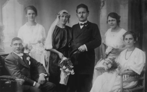 Foto: Laura Thoma (stehend, rechts), 1901-1966. Frauenpaar als Gäste einer Hochzeit. v.l.n.r. hintere Reihe: Anneli (Freundin von Laura); Braut; Bräutigam, Bruder von Laura Thoma; Laura Thoma; vordere Reihe: zwei Verwandte. Fotograf: unbekannt. Besitzer: Sammlung Dr. Madeleine Marti, Zürich. © unbekannt. Quelle: Erste Veröffentlichung im Buch 'Die Welt gehört uns doch!' von Ilse Kokula und Ulrike Böhmer, Seite 74. ID: 0024, hier aus schwulengeschichte.ch