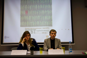 Die Stimmung ist ernst: Pride-Organisatoren Katharina Borsuk und Maksim Haikou während der Pressekonferenz.