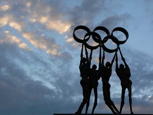 Skultpur Olympische Ringe vor IOC – © By User FreeMO (private) [Public domain], via Wikimedia Commons