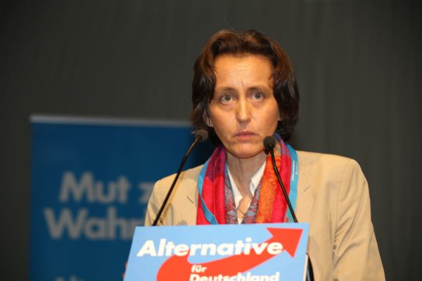 AfD-Rechtsaußen Beatrix von Storch schleicht sich in Köln ein