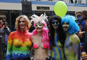 Strahlende Lesben und Freunde auf der Vienna Pride Parade, © Maira Reis