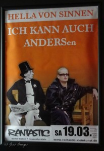 Plakat Hella von Sinnen: Ich kann auch ANDERSen, Hella in schwarzem Lederoutfit sitzt rechts neben Andersen