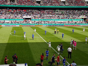 Spielerinnen laufen richtig Kabine vor Zuschauertribüne, © Maren Wuch