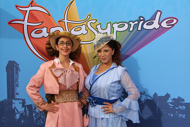 Zwei Frauen in Westerkleidung vor Fantasypride-Logo, Fotocredit: © Fantasypride