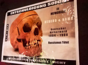 Plakat "Entschuldigung sofort", „Nothing about us without us – Remains. Eine Rede”, Theater X,, © Larissa